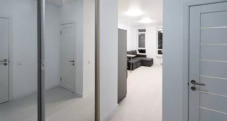 Modern Mirrored Closet Doors Repair in Valrico, FL